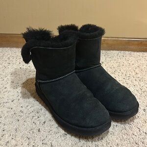 Women’s UGG mini bailey bow. Size 9 black